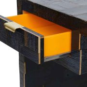 buro-in-sloophout-met-oranje-lade-detail-W